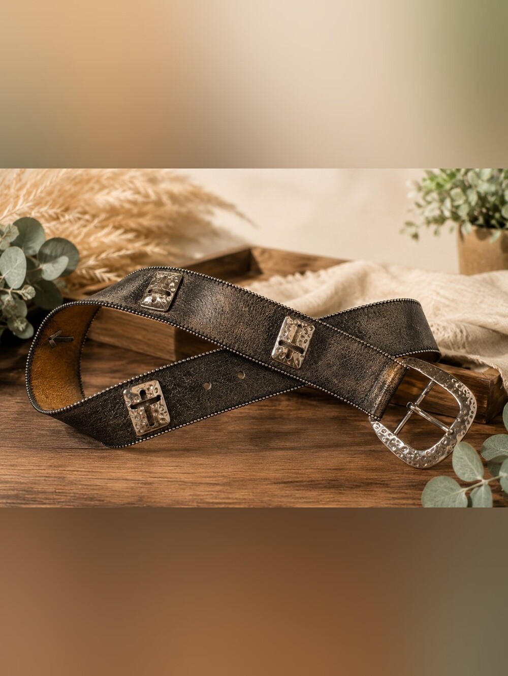 30"-34" Waist - Beautiful statement belt in like-new/unworn condition!